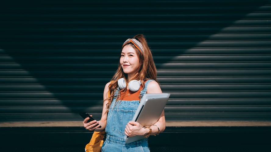 女士在打开零钱包；图片用于外汇资讯