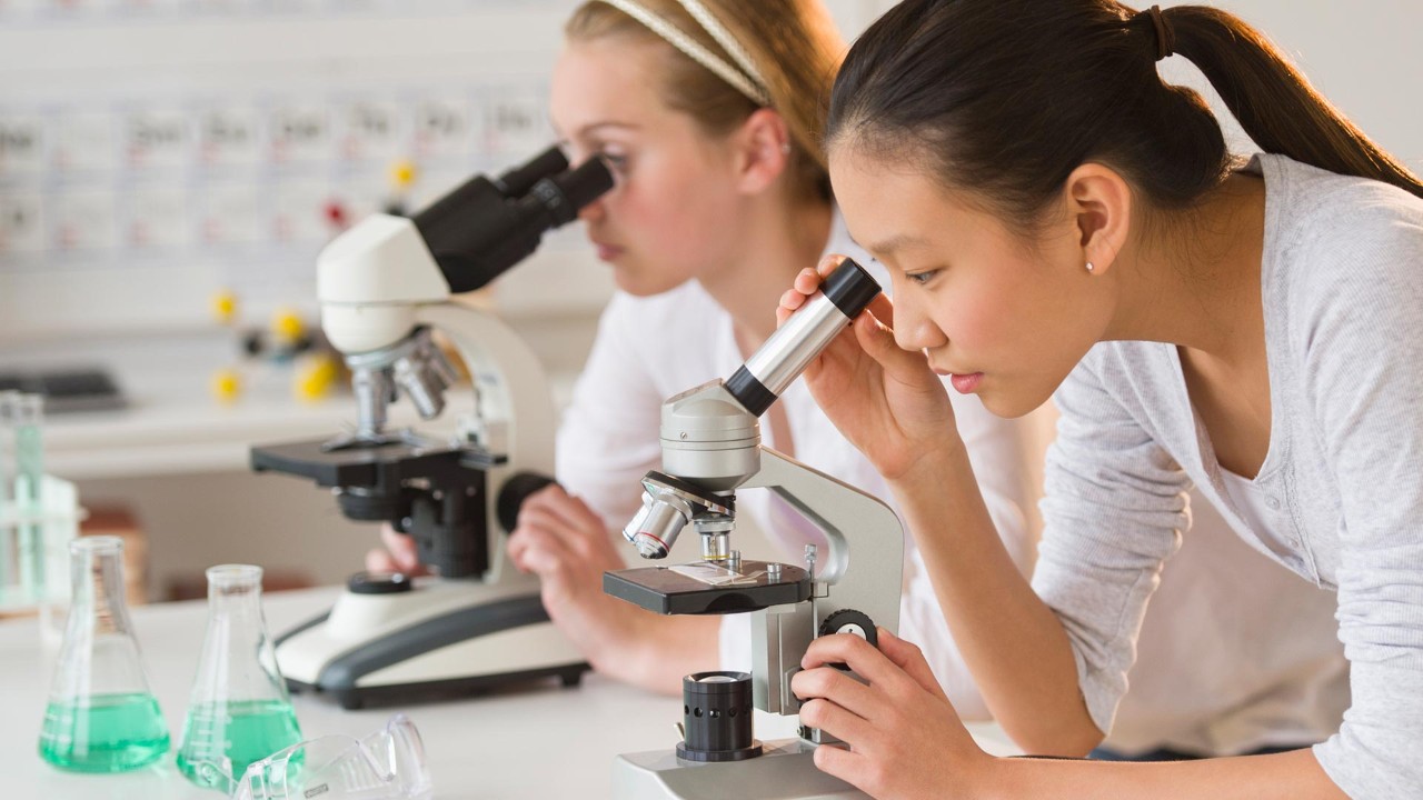 学生在用显微镜做实验